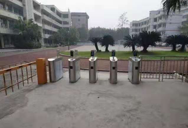 智慧校园开启“一脸通”门禁闸机 让通行更科学便捷化